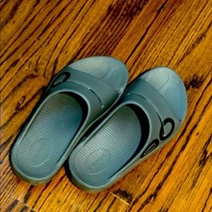 Oofos grey size 6